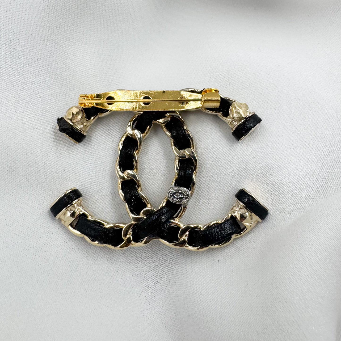 Broche June