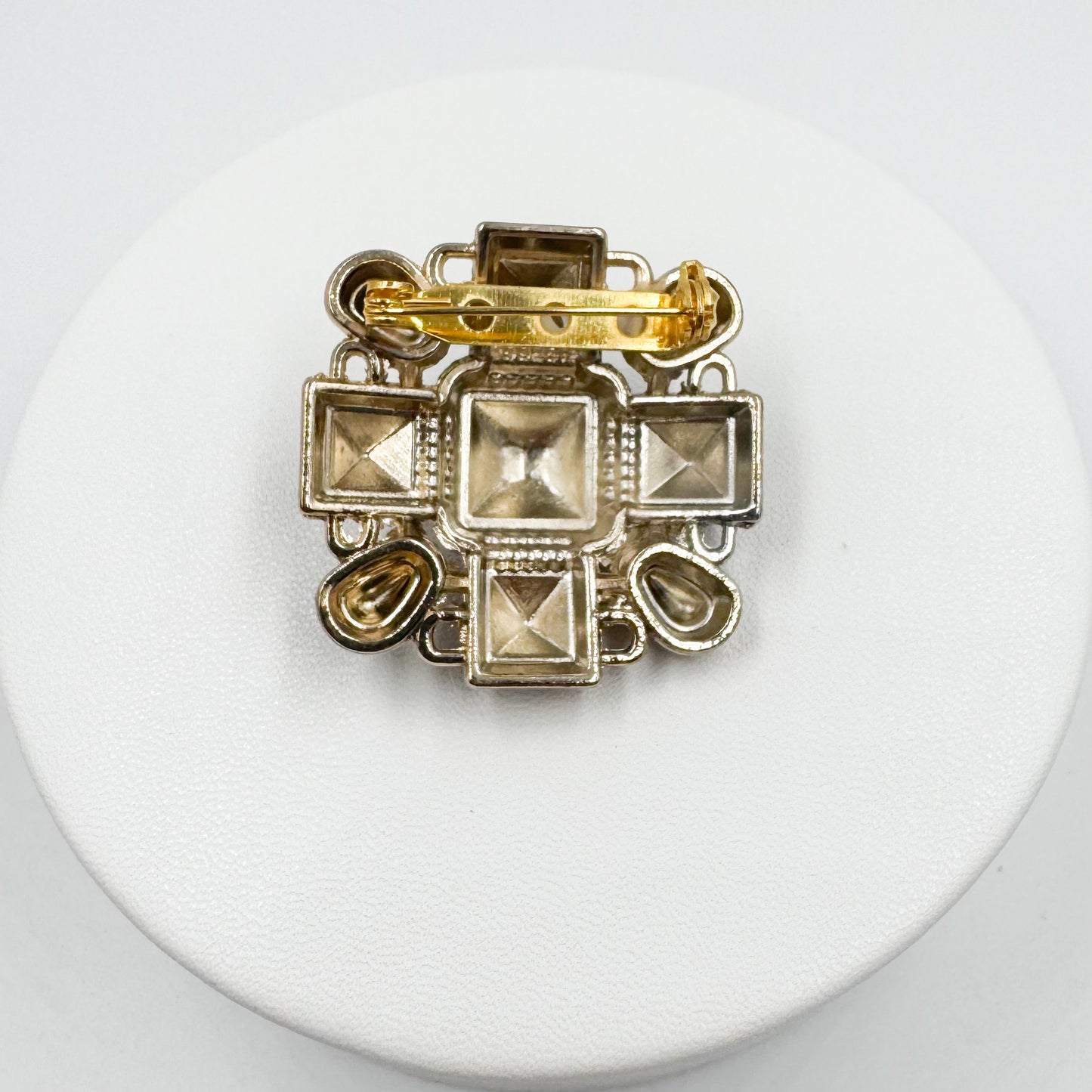 Broche Avril
