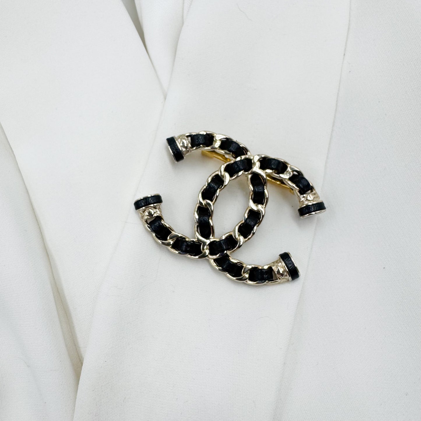 Broche June
